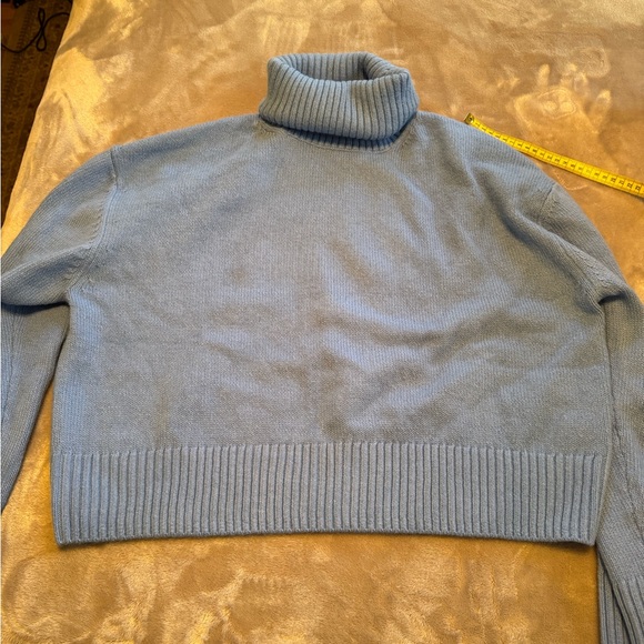 H&M Boxy cropped turtleneck sweater. Size Small - Picture 5 of 5